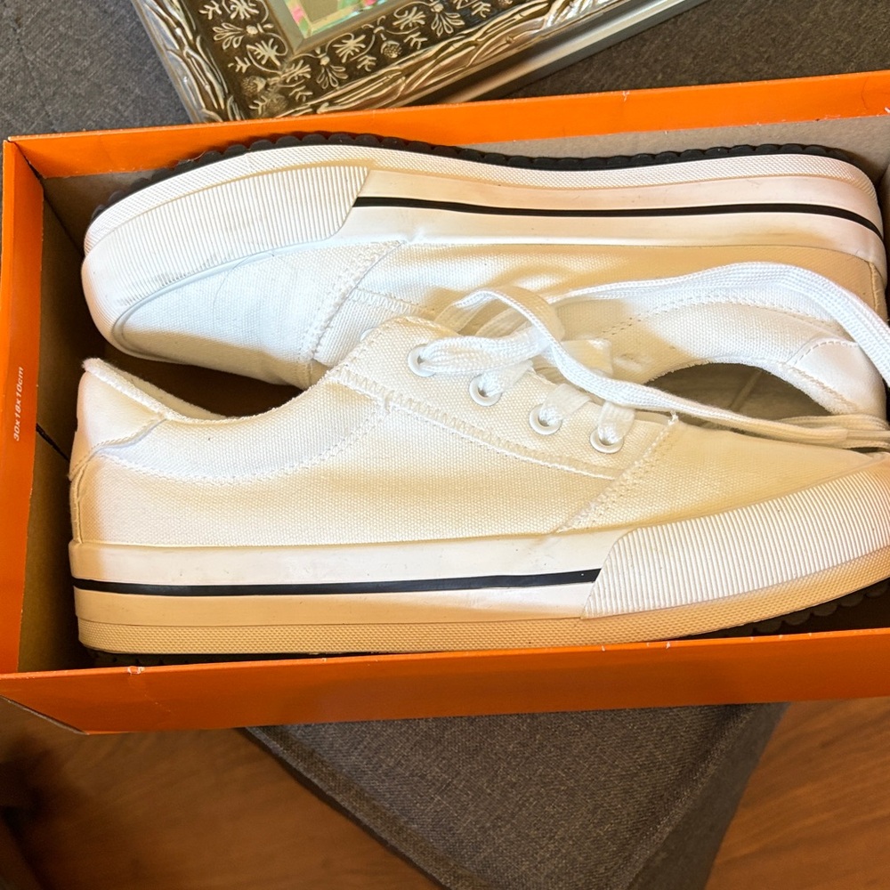 Rocket Dog White Lace Up Canvas Low Top Sneakers